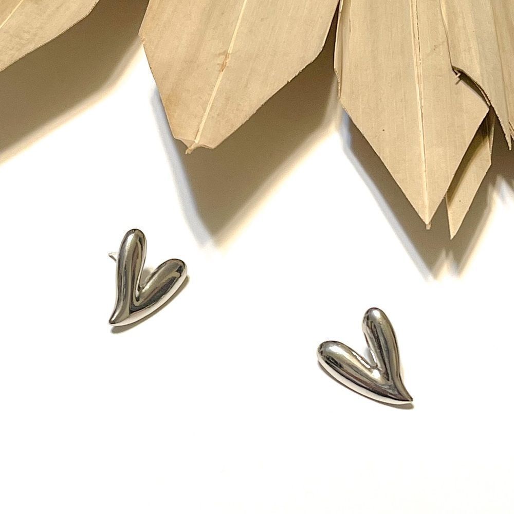 Minimalist heart earrings #482